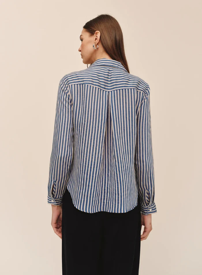 BELLA DAHL SEAMED BUTTON DOWN SHIRT- VINTAGE NAVY STRIPE