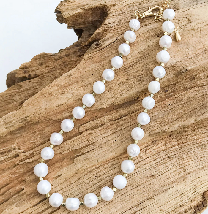 POTATO PEARL STUDDED NUGGET BRASS NECKLACE - WHITE/GOLD